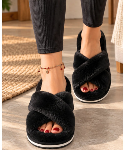 Pantufa aberta feminina de pelúcia preta com solado escuro, vista de frente