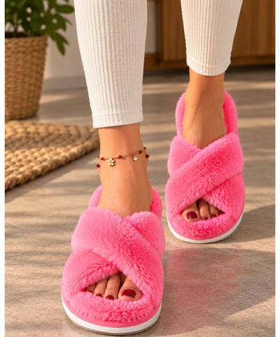 Pantufa aberta feminina de pelúcia rosa pink com tiras cruzadas, vista de frente