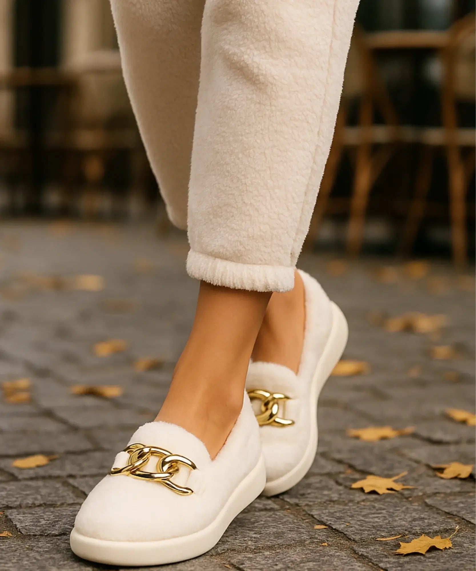Comprar pantufa feminina peluciada com corrente dourada confortável e antiderrapante para inverno em oferta com frete grátis