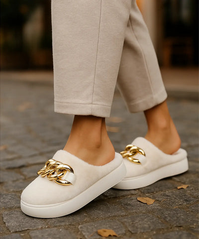Comprar pantufa feminina peluciada com corrente dourada confortável e antiderrapante para inverno em oferta com frete grátis