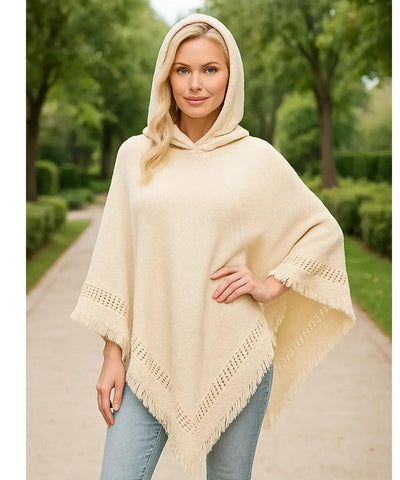 Comprar poncho feminino tricot  off white com capuz e franjas elegante para inverno em promoção ANELLIMN
