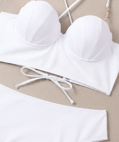 Compre Biquíni hot pants branco com babados e pérolas douradas em tecido canelado texturizado, estilo romântico e sofisticado-ANELLIMN