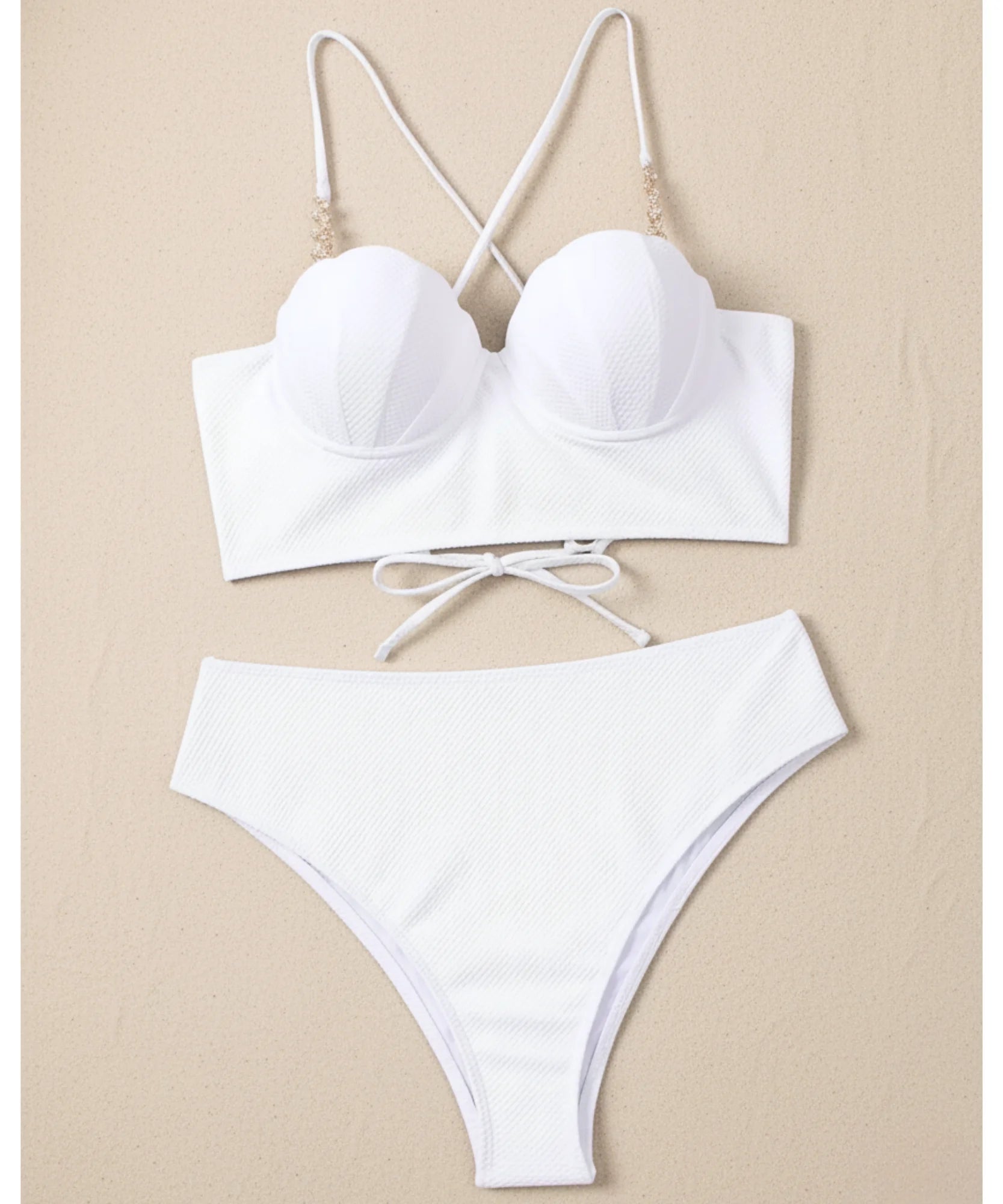 Compre Biquíni hot pants branco com babados e pérolas douradas em tecido canelado texturizado, estilo romântico e sofisticado-ANELLIMN