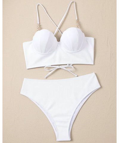 Compre Biquíni hot pants branco com babados e pérolas douradas em tecido canelado texturizado, estilo romântico e sofisticado-ANELLIMN