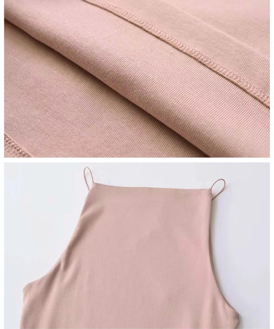 Detalhe da alça fina e da peça aberta mostrando o decote reto da regata feminina em modal nude
