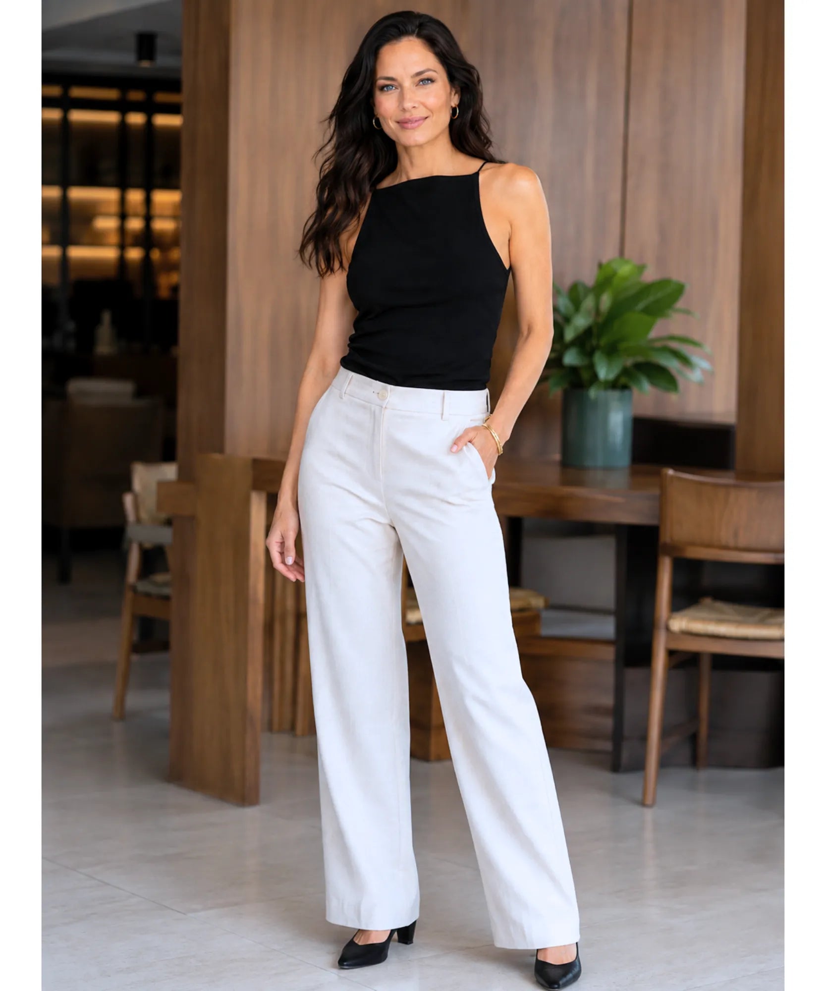 Look dos pés à cabeça com regata feminina de alça fina preta e calça pantalona branca