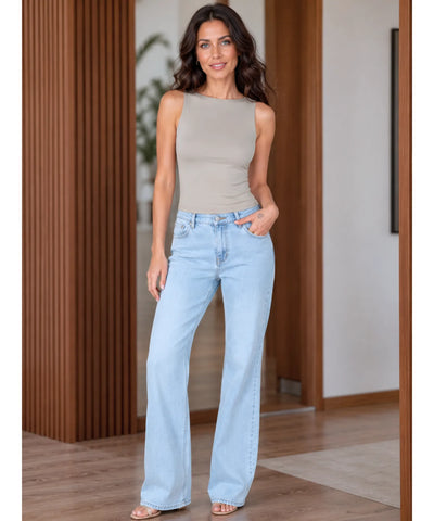 Regata feminina bege em look de corpo inteiro com jeans claro