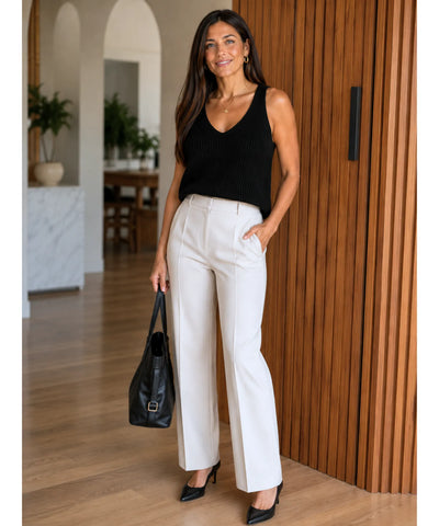 Regata canelada preta em look de corpo inteiro com calça off white