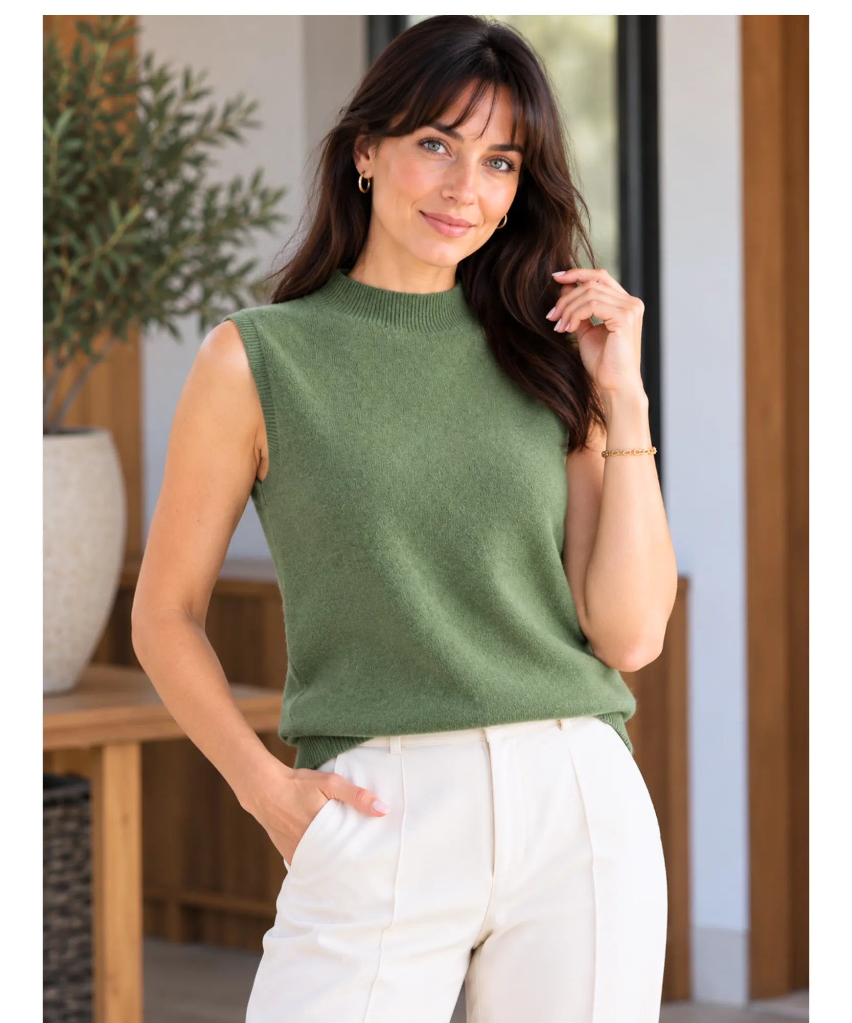 Regata canelada feminina verde militar com calça branca, look completo