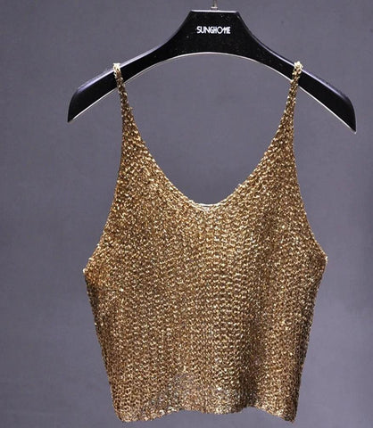 Detalhe do tricot vazado de fio metalizado da regata cropped lurex dourada, peça fotografada sem modelo