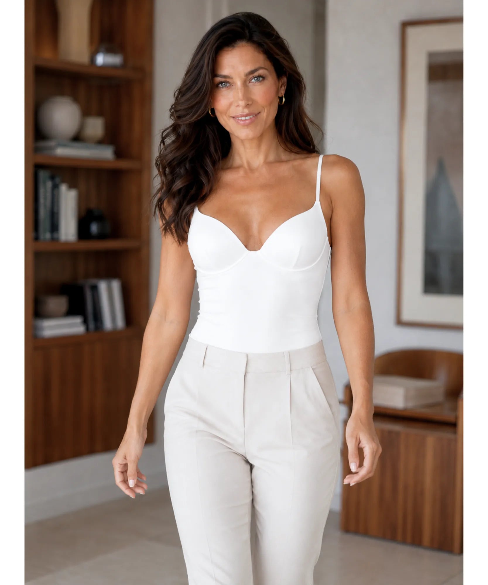 Comprar regata feminina com bojo estruturado, alças finas ajustáveis e decote em bico barato ou em promoção