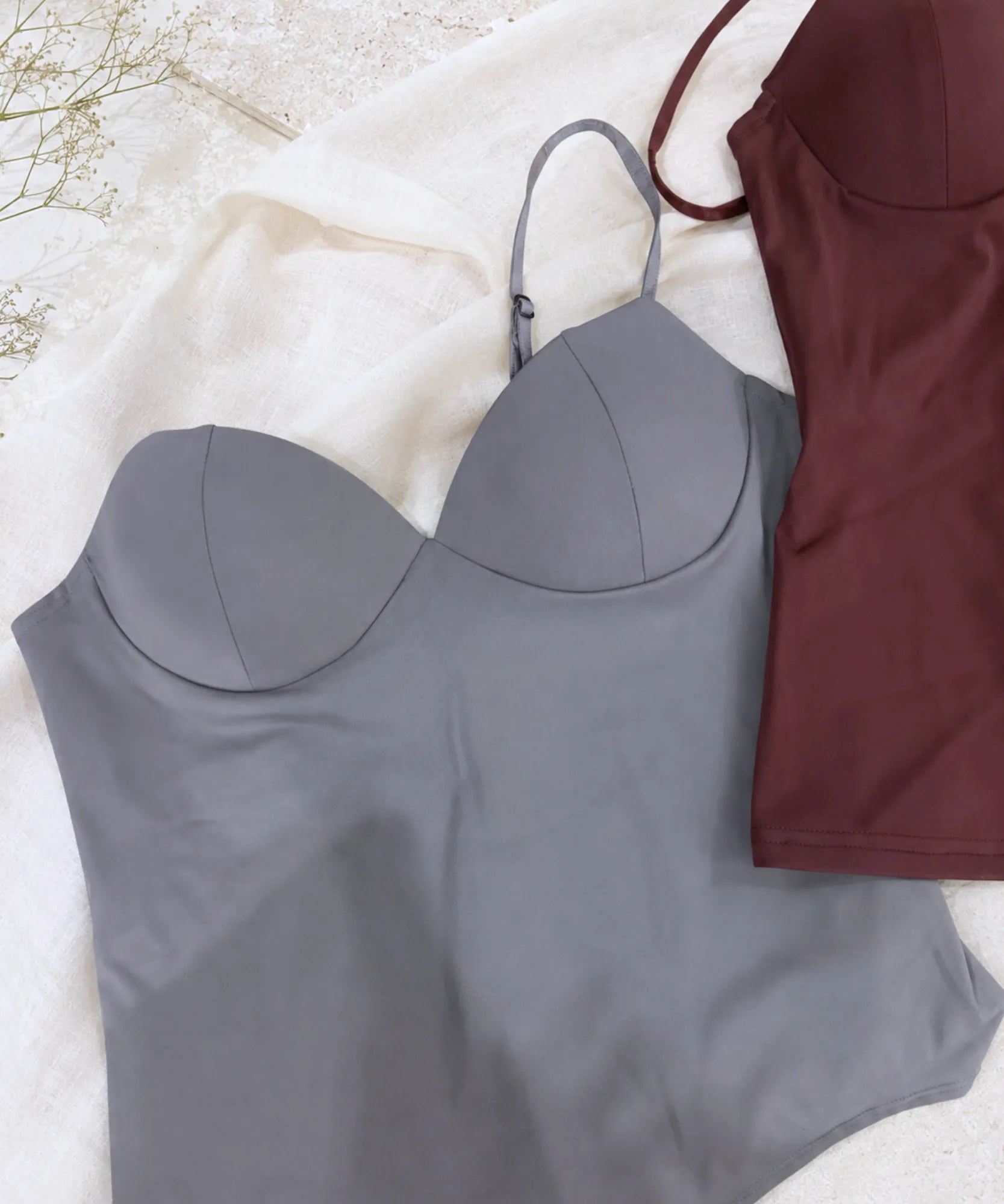 Comprar regata feminina com bojo estruturado, alças finas ajustáveis e decote em bico barato ou em promoção