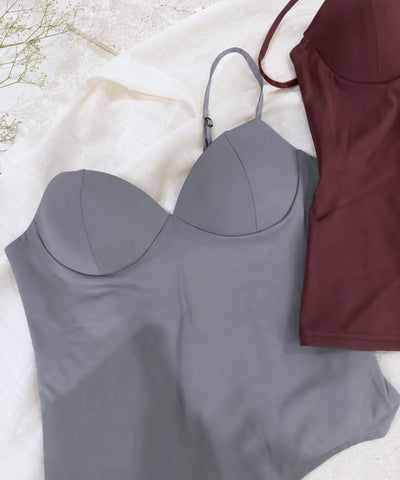 Comprar regata feminina com bojo estruturado, alças finas ajustáveis e decote em bico barato ou em promoção