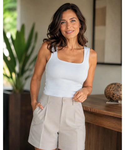 Regata feminina canelada azul claro combinada com shorts de alfaiataria bege em look de verão | Raika Anellimn