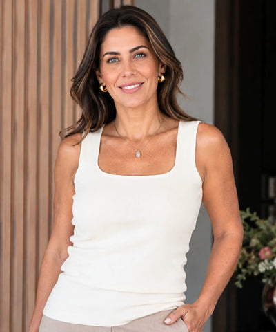 Regata feminina canelada de algodão bege off white com decote quadrado, vista de frente — cor Bege | Raika Anellimn