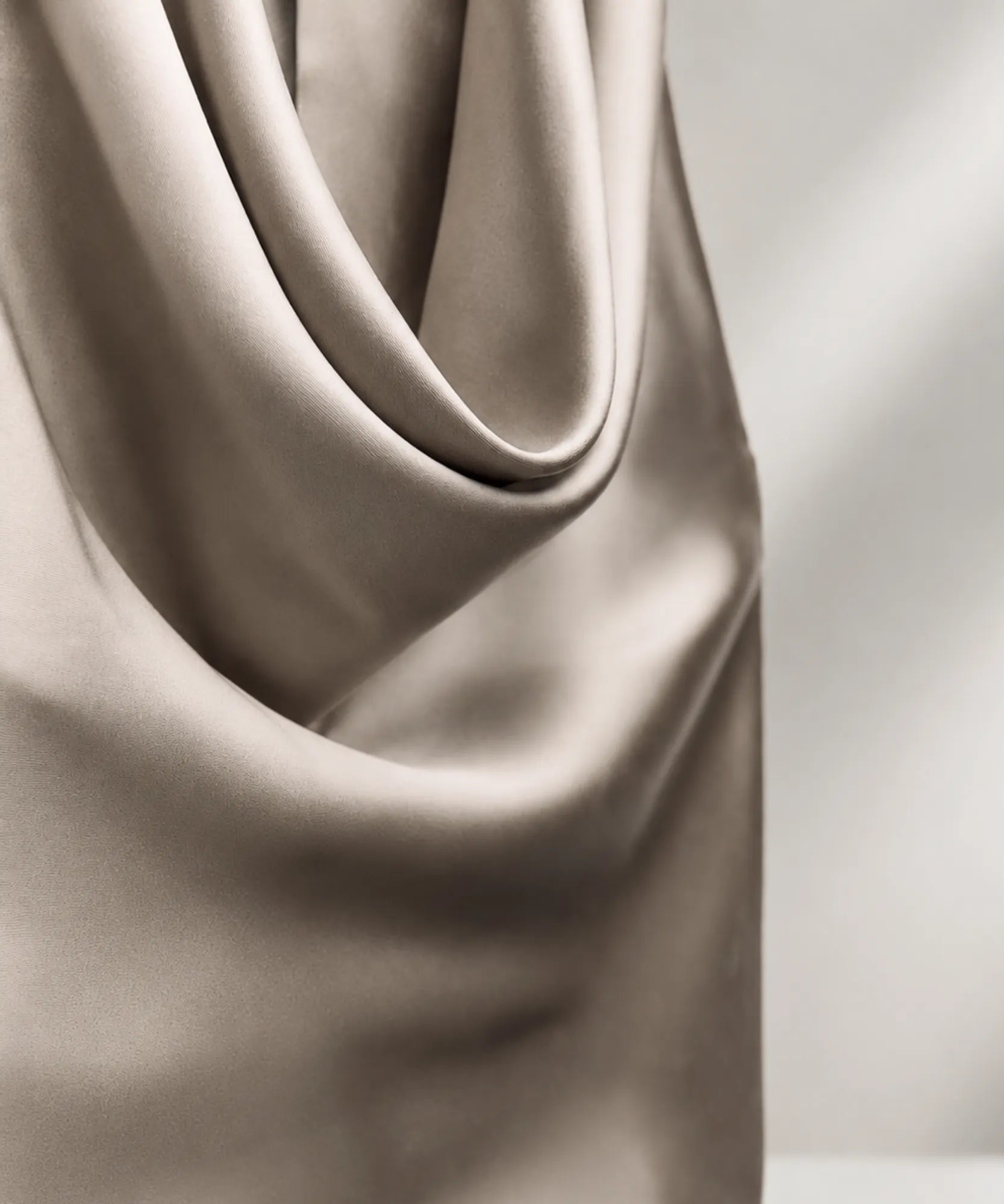 Comprar regata feminina de cetim frente única com decote drapeado e amarração nas costas para looks sofisticados e sociais barato ANELLIMN 