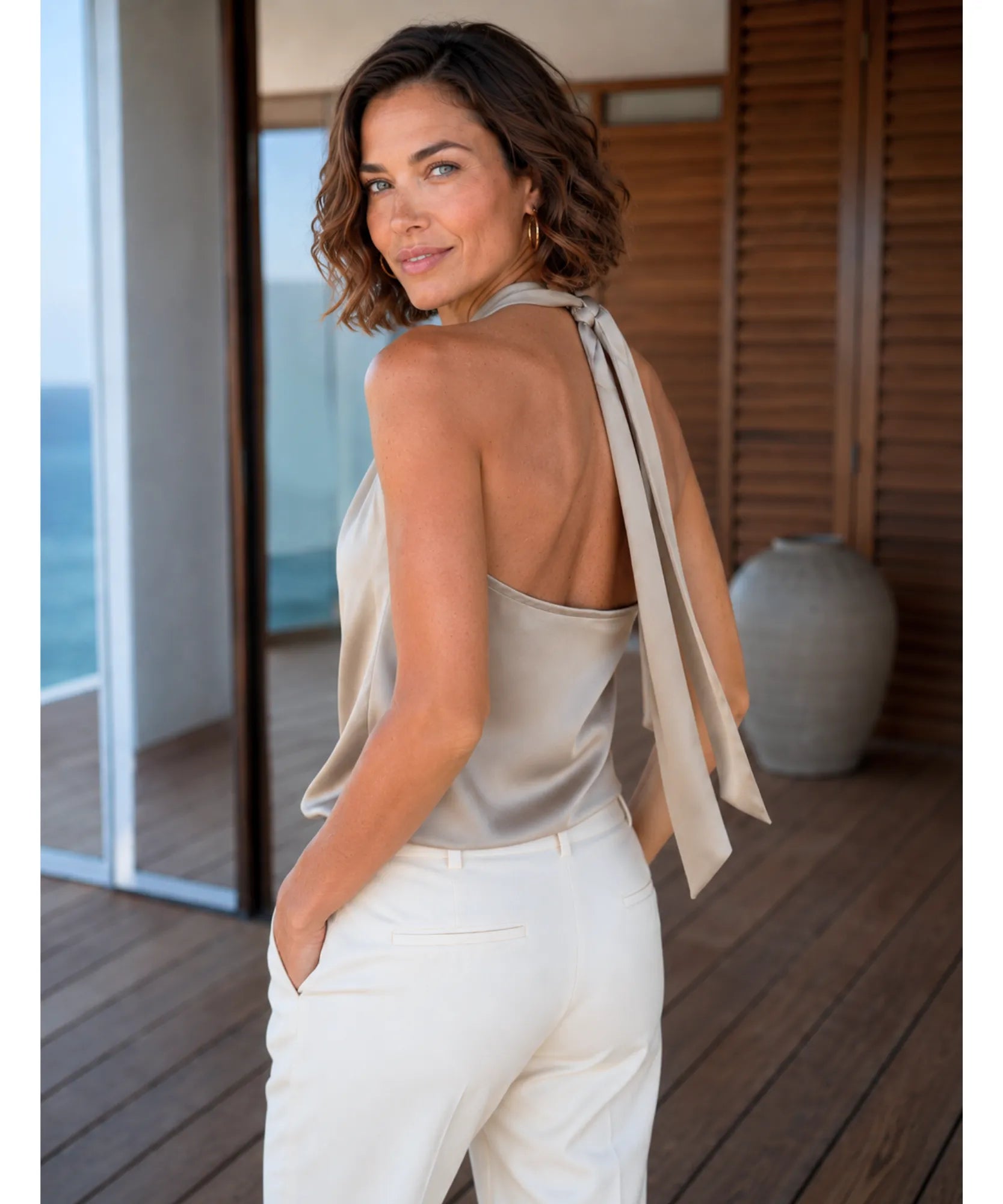 Comprar regata feminina de cetim frente única com decote drapeado e amarração nas costas para looks sofisticados e sociais barato ANELLIMN 
