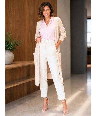 Modelo vestindo calça alfaiataria cenoura off white com cardigã de tricô claro