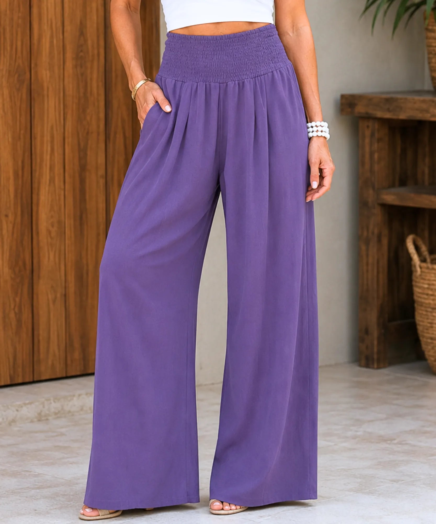 Calça pantalona feminina fluida em roxo violeta da cintura aos pés, com cós franzido elástico