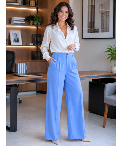 REVISAR - calça social de alfaiataria em azul médio vestida com camisa branca; tom intermediário entre as variantes Azul Claro e Azul Escuro