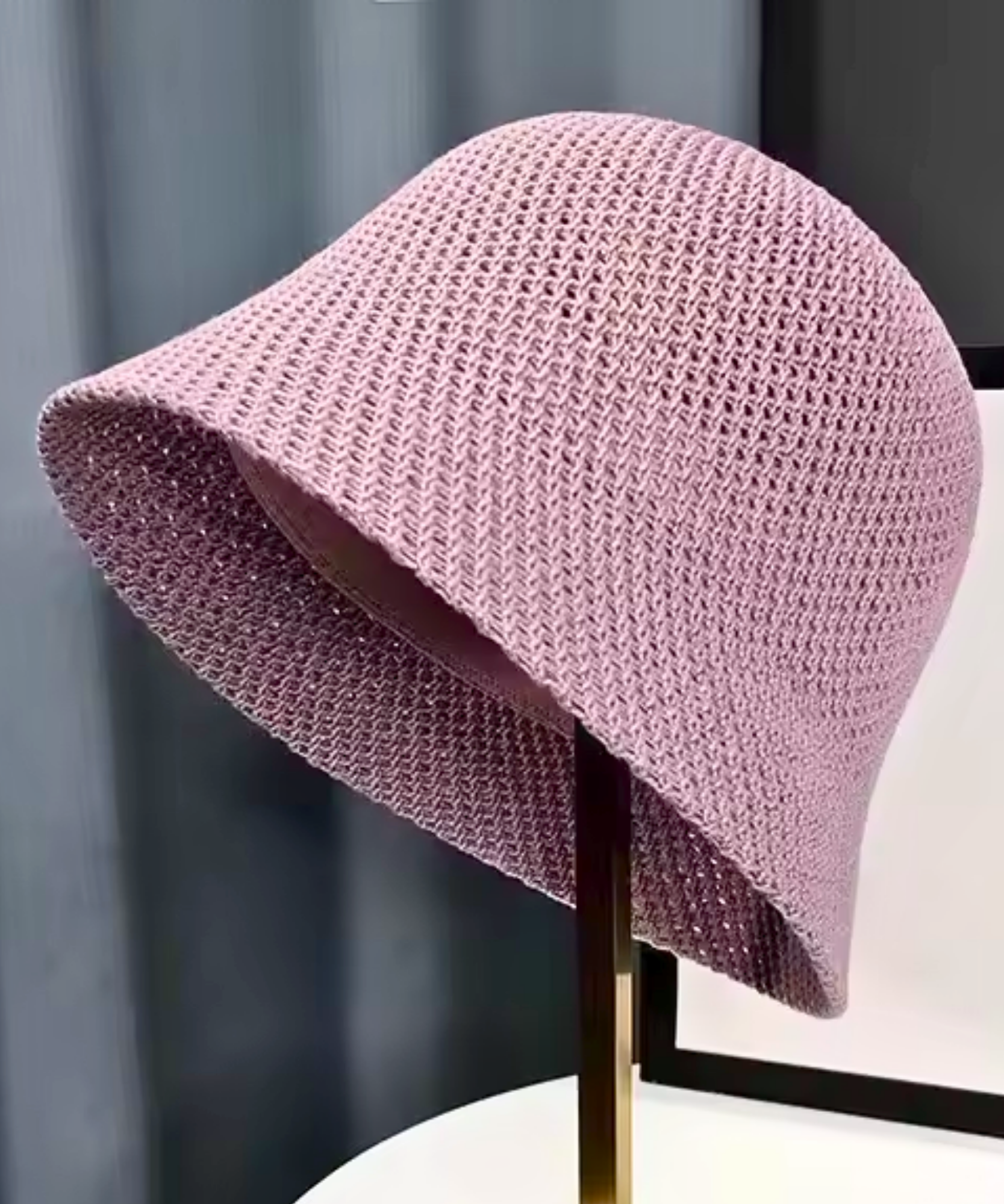 Chapéu bucket vazado lilás em still sobre suporte