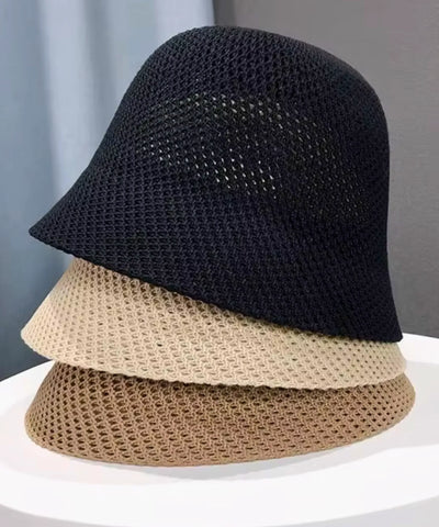 Três chapéus bucket vazados empilhados: preto, bege e marrom claro