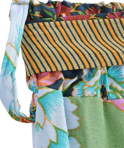 Detalhe de tecido estampado colorido, identificação de cor a confirmar