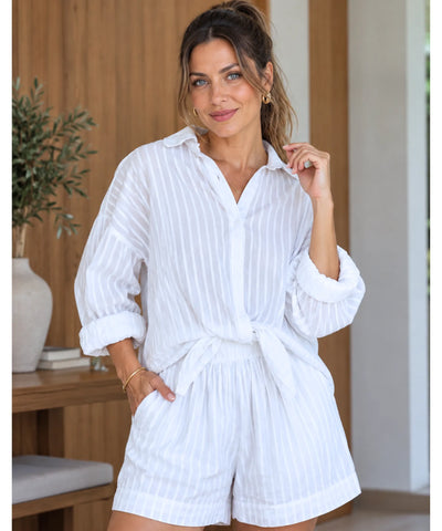Conjunto feminino camisa oversized e short algodão em tom claro listrado, mangas dobradas e nó na cintura