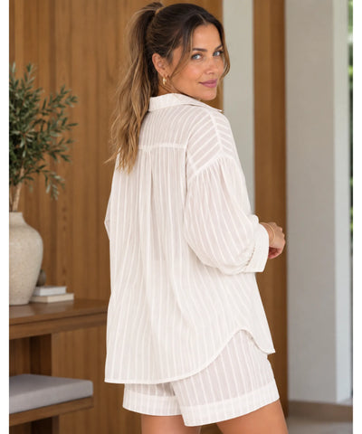 Conjunto feminino camisa oversized e short algodão em tom claro listrado, vista de costas