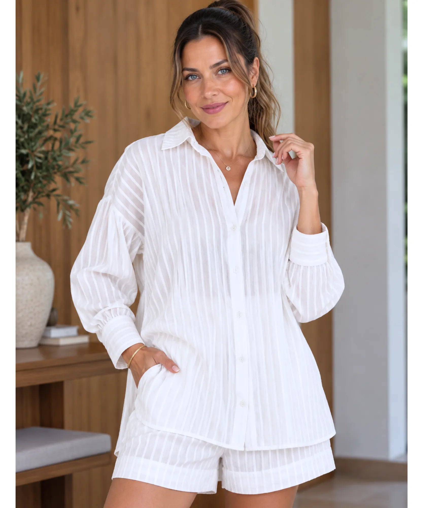 Conjunto feminino camisa oversized e short algodão em tom claro listrado, vista de frente
