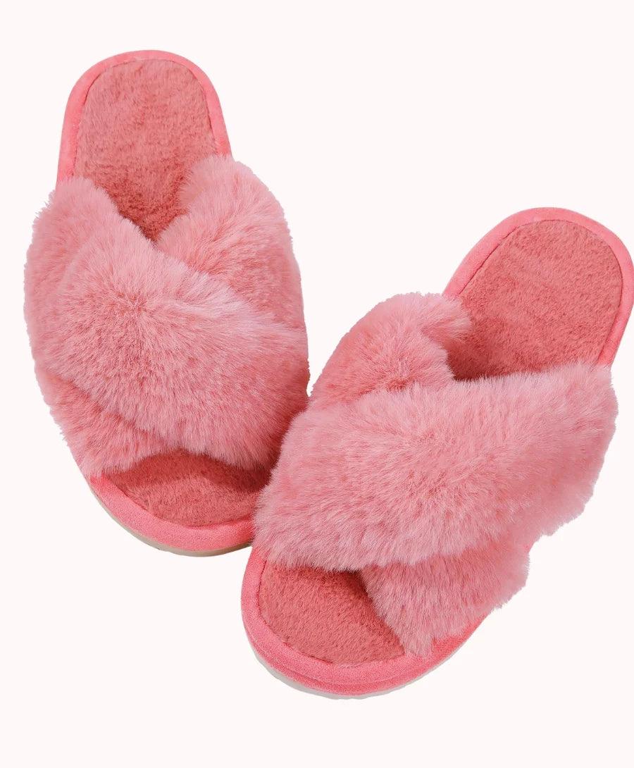 Par de pantufa aberta feminina de pelúcia rosa fotografado sobre fundo branco