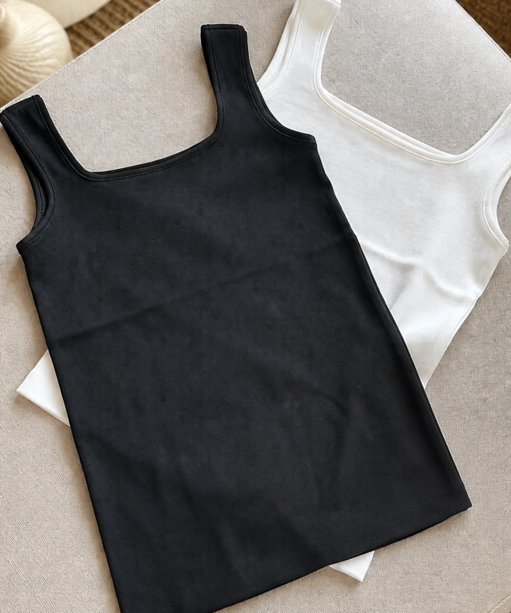 Regata feminina canelada nas cores preto e branco — atenção: estas duas cores não têm variante cadastrada neste produto | Raika Anellimn