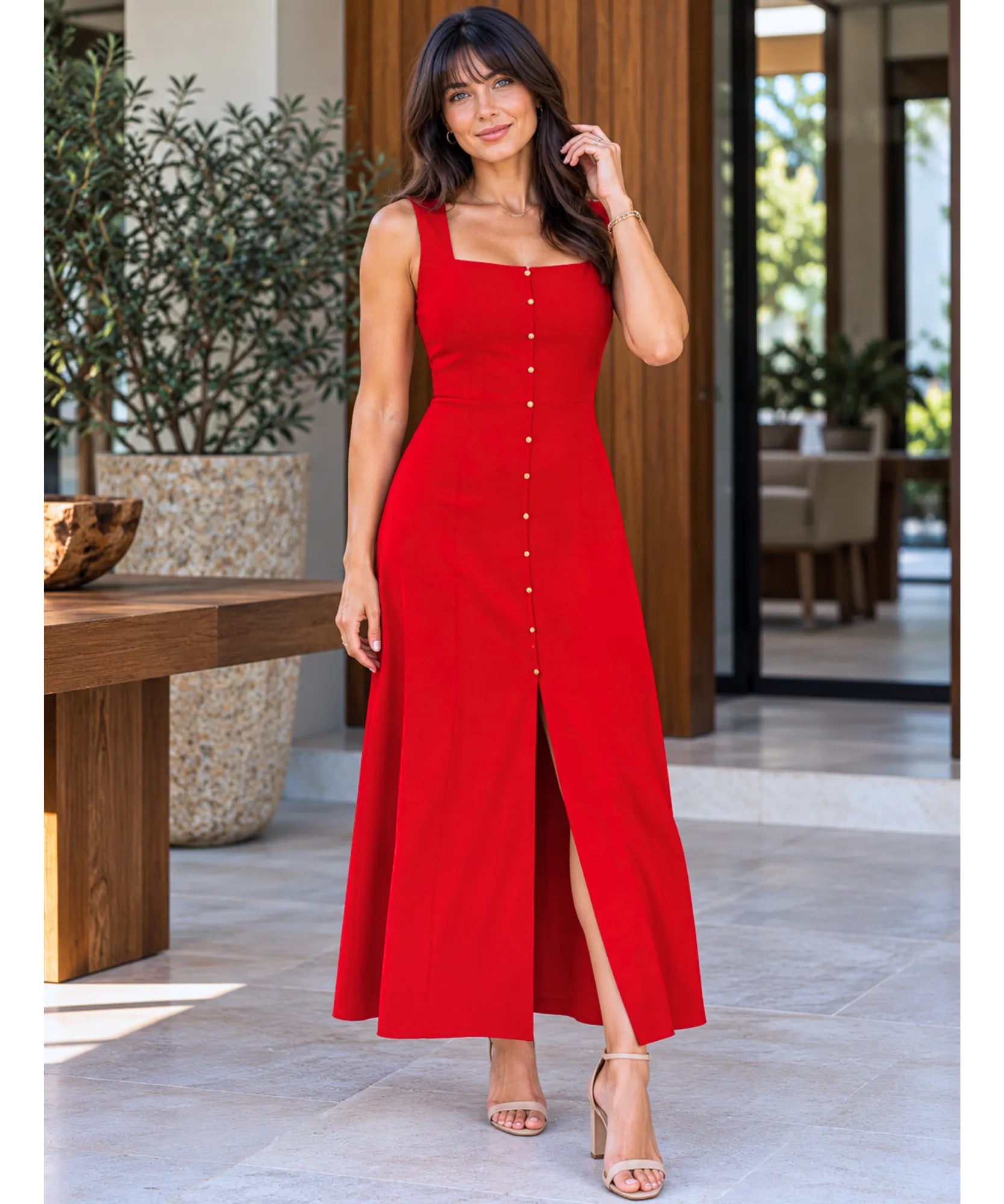 Vestido longo de linho vermelho, modelo usando de frente (cor não vendida nesta loja)