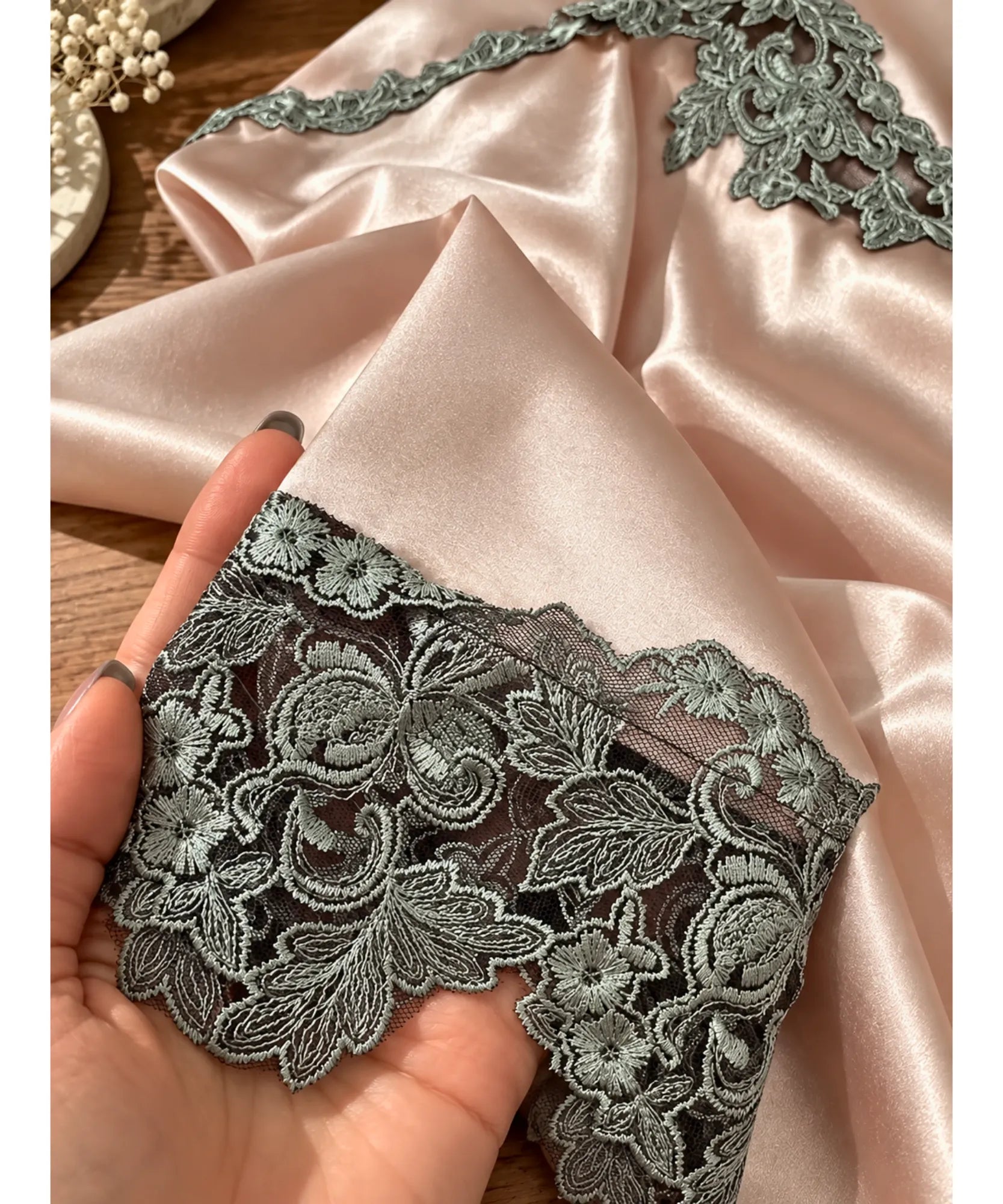 Comprar robe com camisola de cetim rosa detalhe da renda contrastante em promoção Anellimn