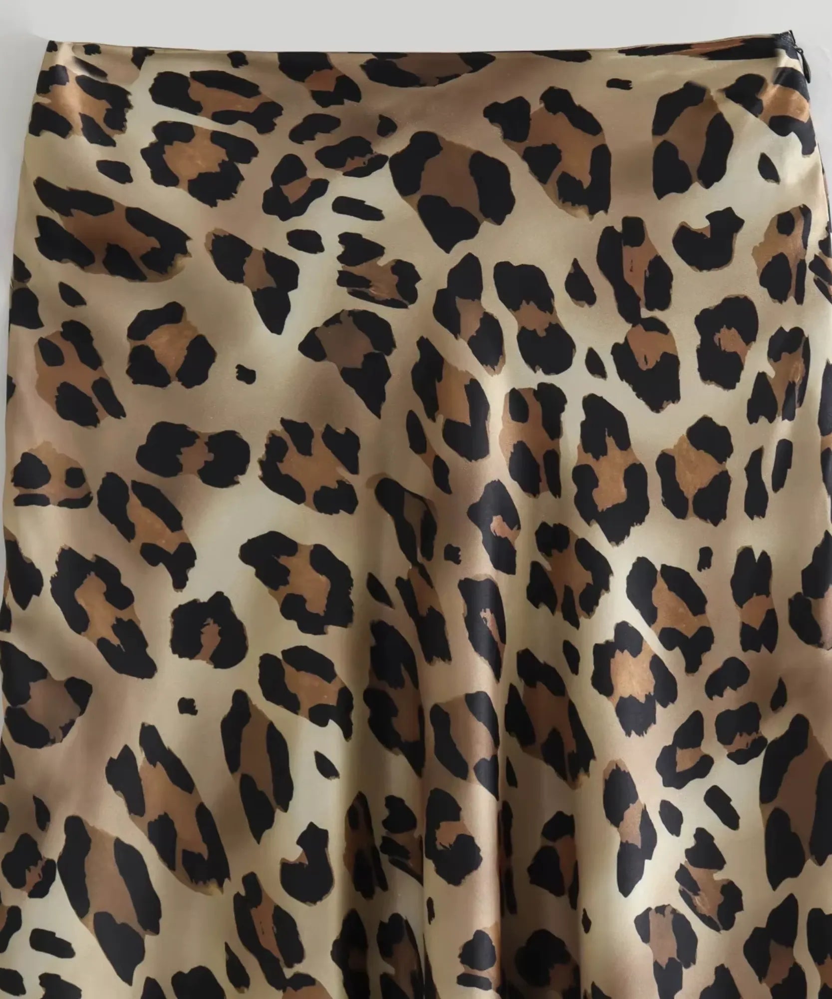 Detalhe da textura em cetim da saia animal print caramelo