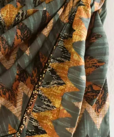 Detalhe da franja assimétrica da saia envelope estampada étnica