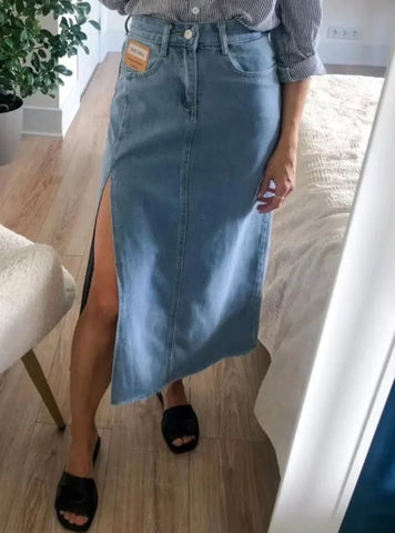 Mulher elegante usando a saia de cintura alta com fenda lateral, combinando estilo vintage e moderno.