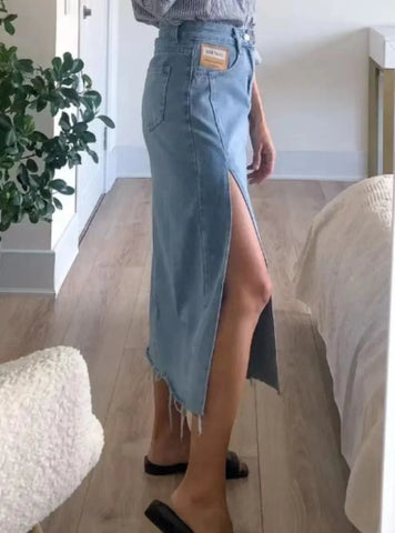 Mulher elegante usando a saia de cintura alta com fenda lateral, combinando estilo vintage e moderno.