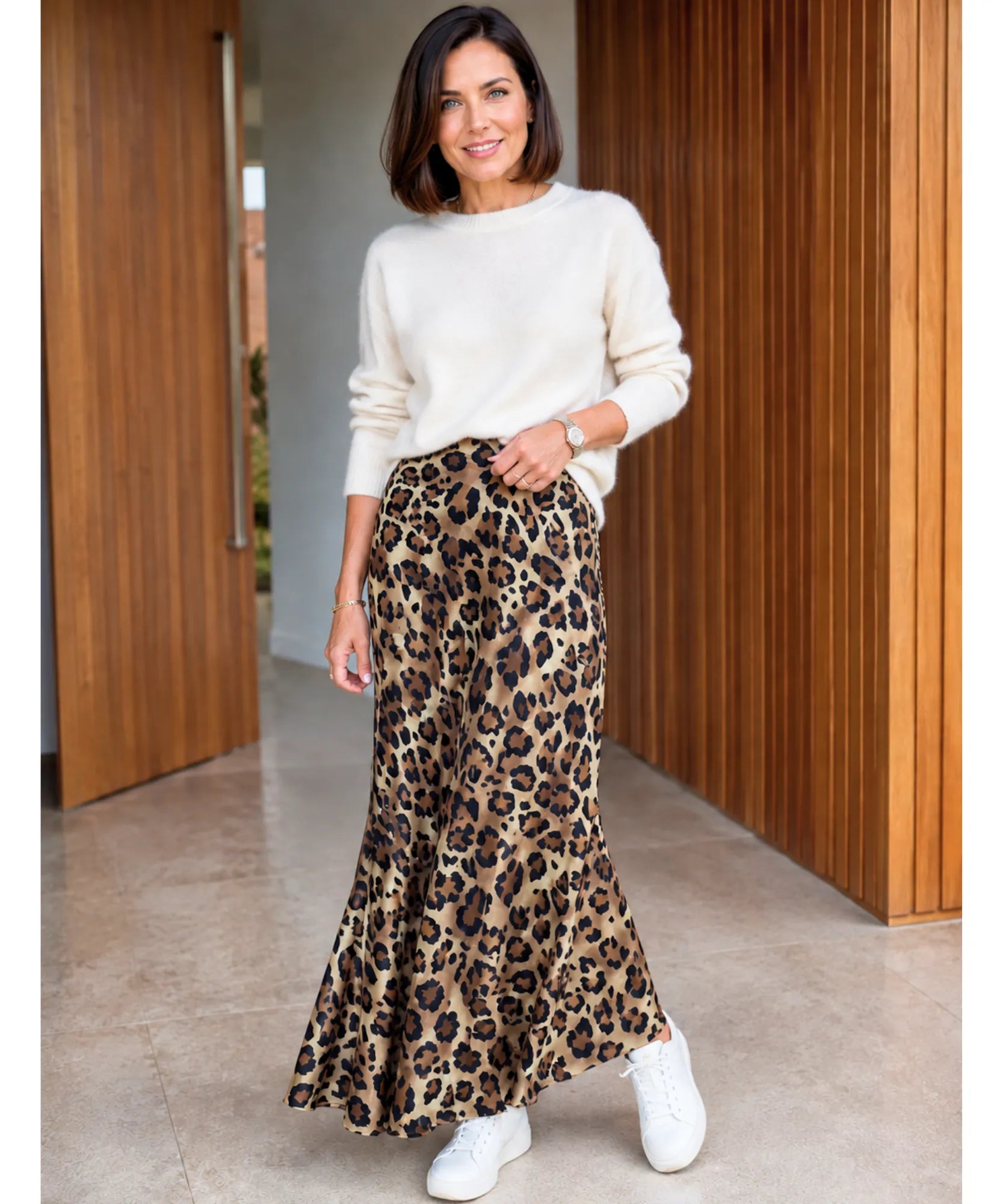 Saia longa animal print caramelo combinada com tricô branco e tênis