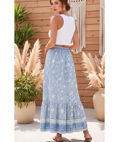 Saia longa floral azul claro, vista de costas com acessórios boho