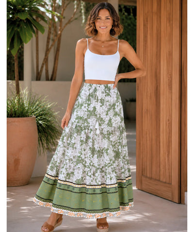Modelo vestindo saia longa floral verde boho de frente