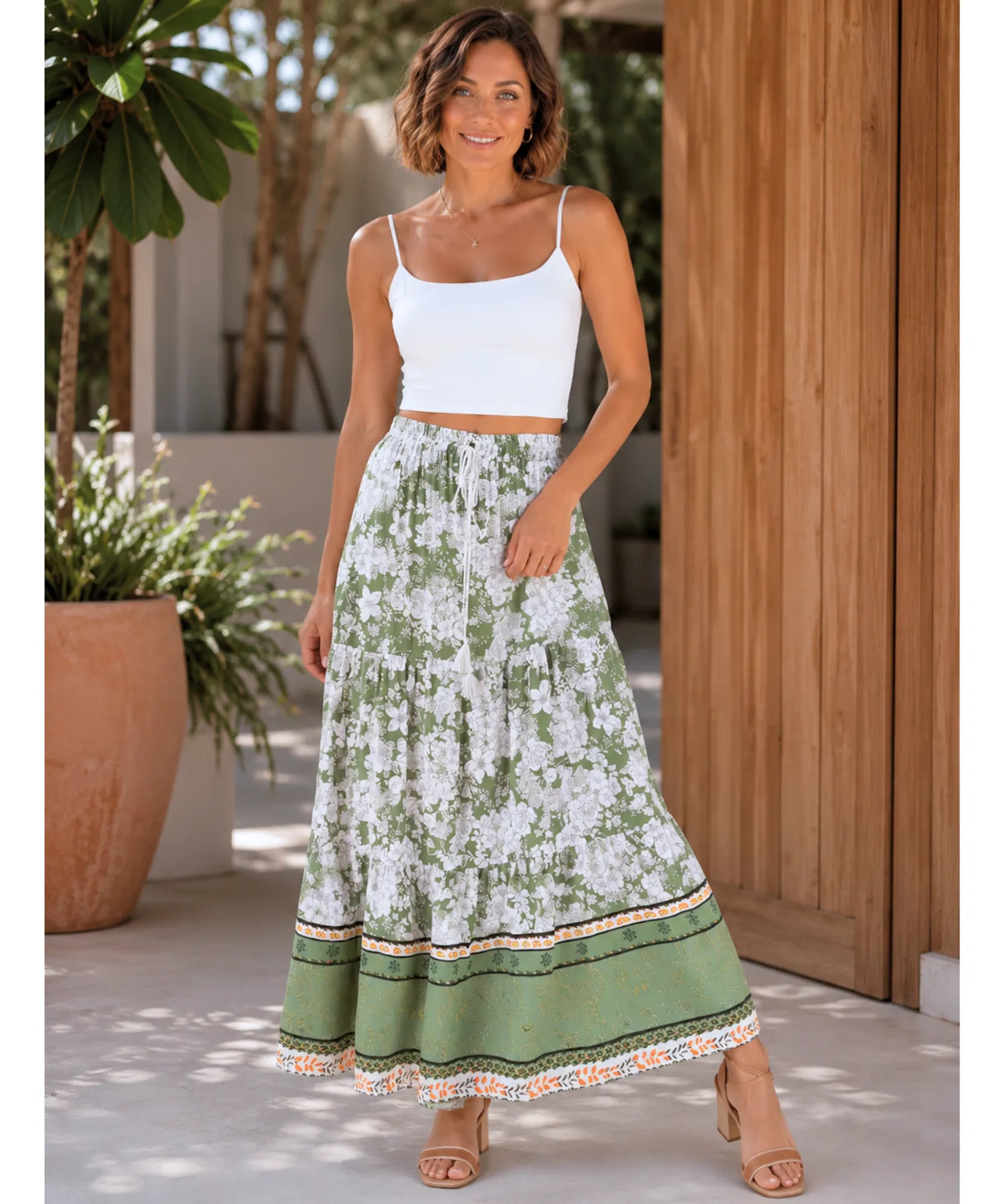 Look completo com saia longa floral verde boho e regata branca
