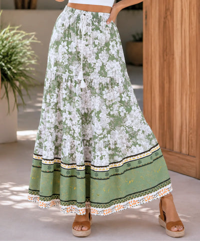 Saia longa floral verde em viscose, modelo vestindo de frente