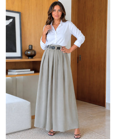 Saia longa plissada caqui look completo com colete preto
