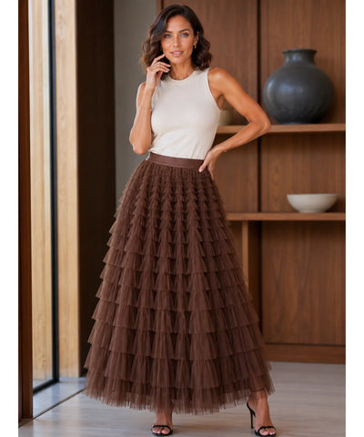 Mulher usando saia longa tule babados marrom com regata branca
