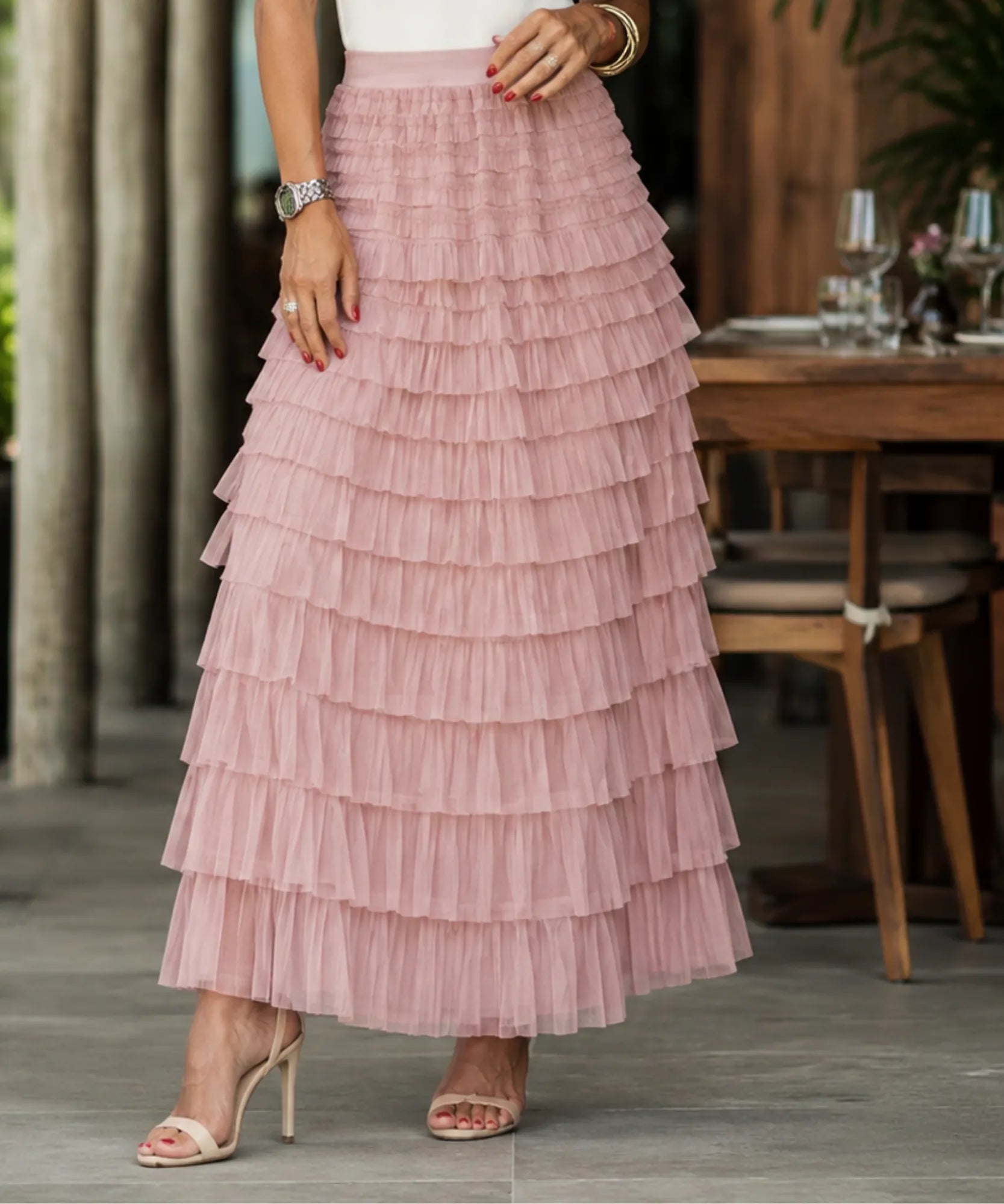 Mulher usando saia longa tule babados rosa
