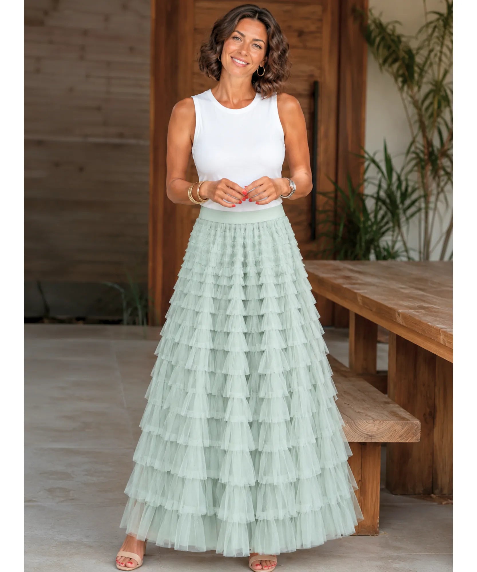 Mulher usando saia longa tule babados verde claro