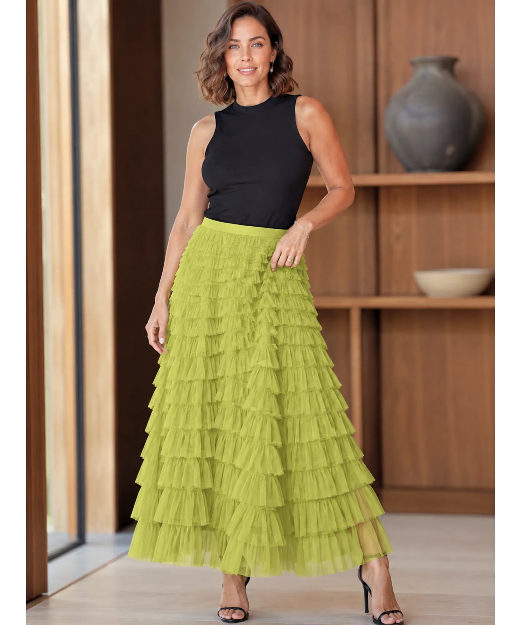 Mulher usando saia longa tule babados verde limão com top preto