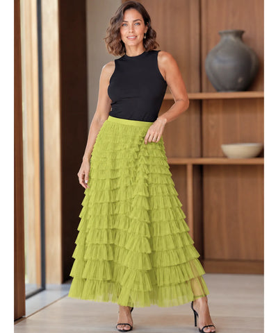 Mulher usando saia longa tule babados verde limão com top preto