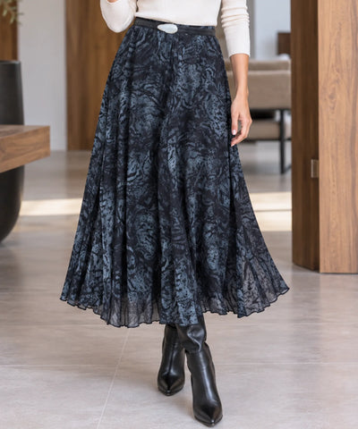 Saia midi estampada preta rodada em corpo inteiro